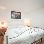 Manzaus Apartment *